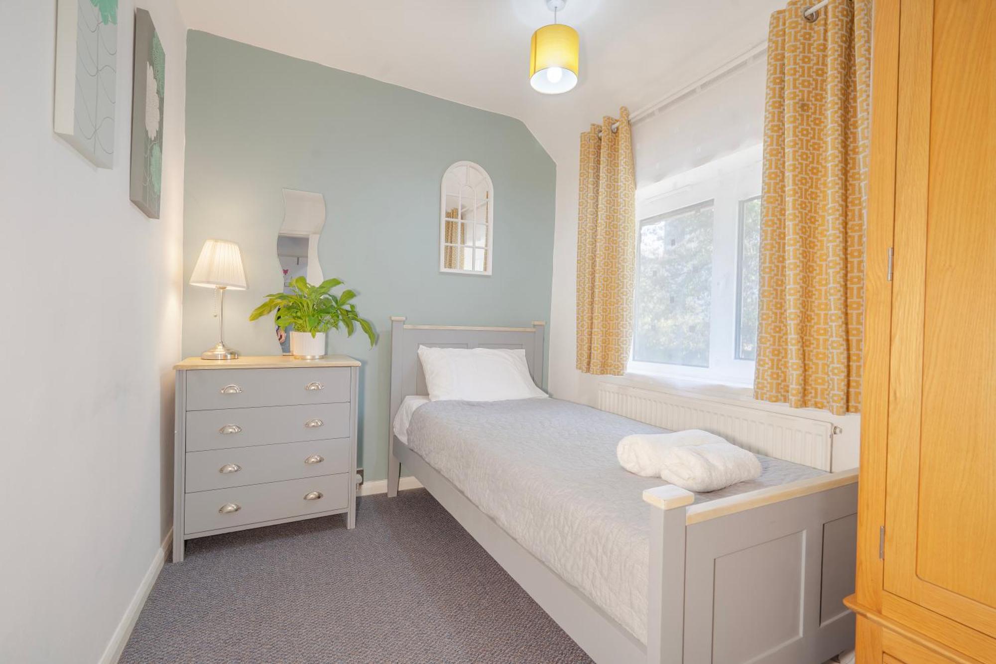 Holiday home Entire 4-bed House & Parking, Steps From Icc & Utilita Arena & Broad Street
