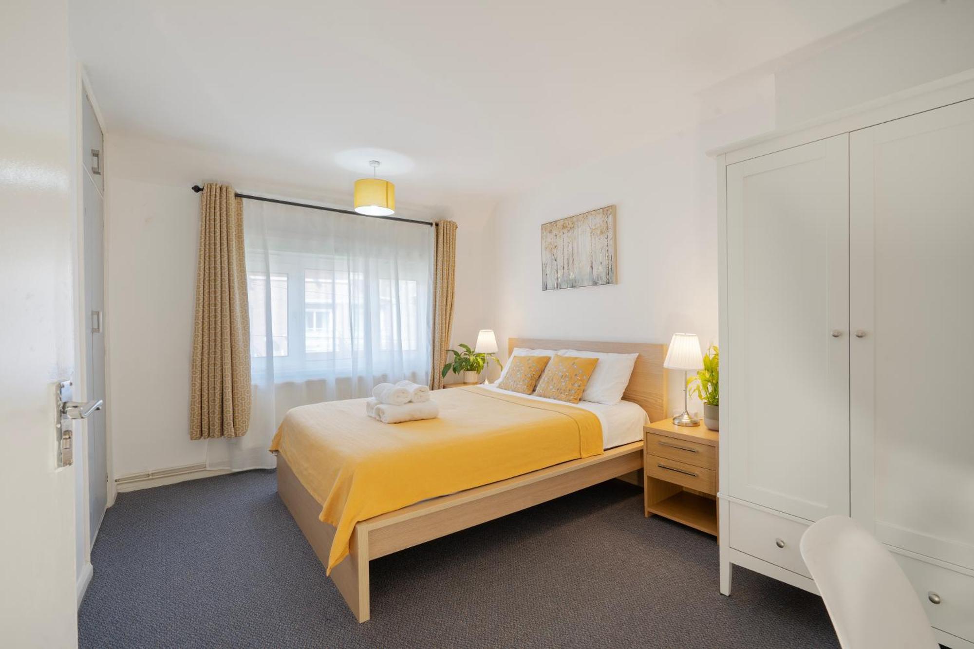 Entire 4-bed House & Parking, Steps From Icc & Utilita Arena & Broad Street Holiday home *