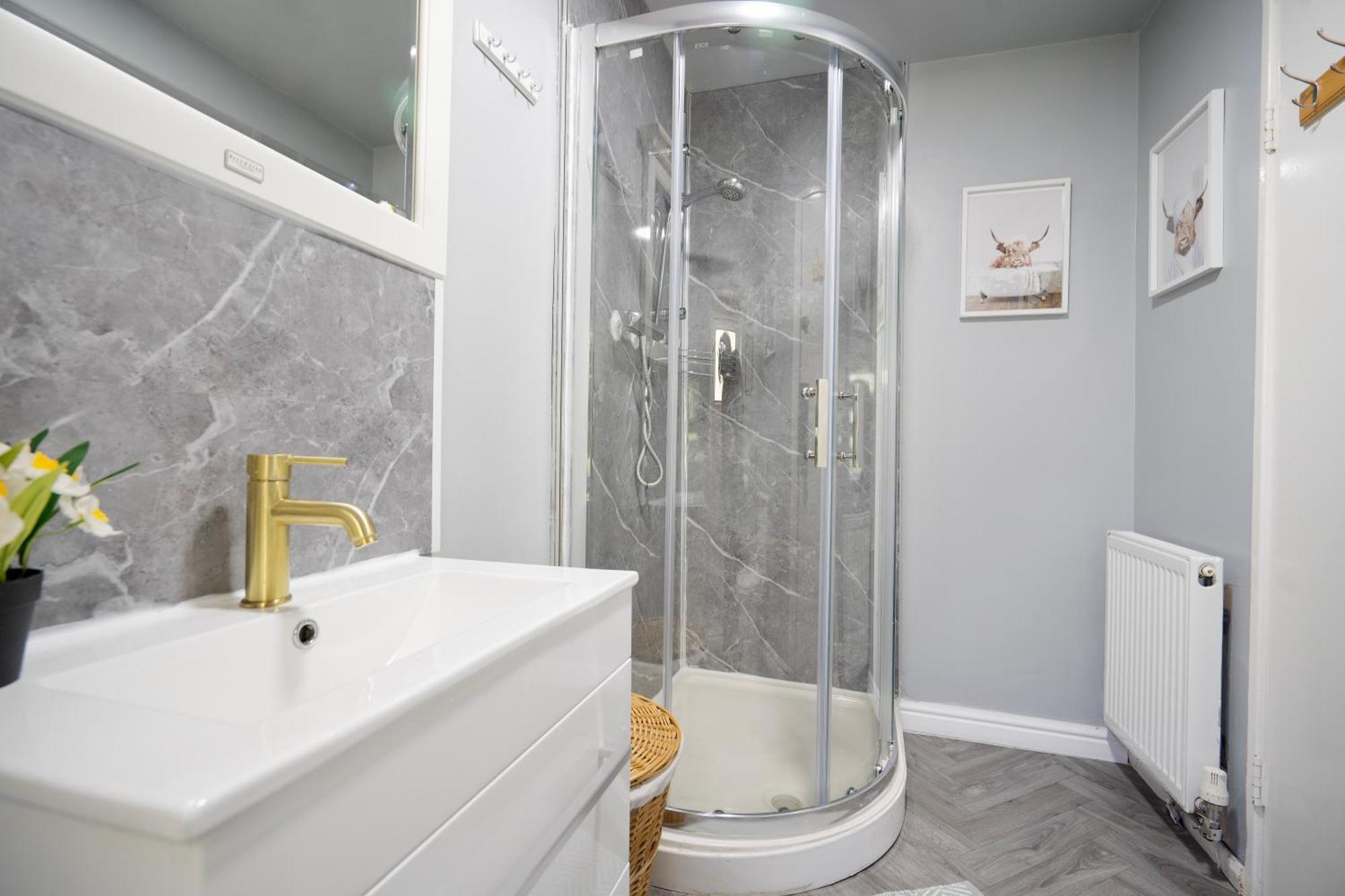 Entire 4-bed House & Parking, Steps From Icc & Utilita Arena & Broad Street Birmingham