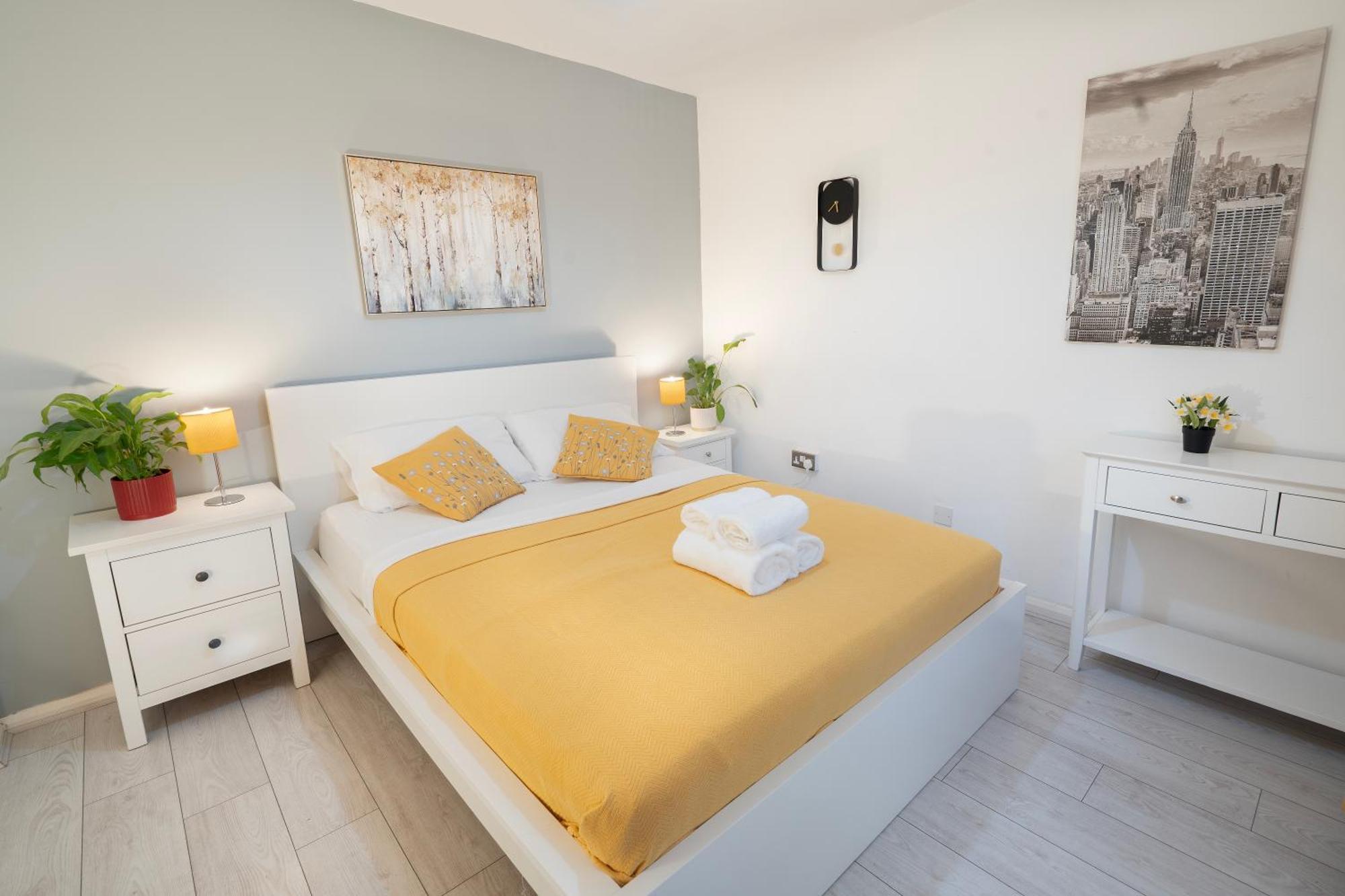 Holiday home Entire 4-bed House & Parking, Steps From Icc & Utilita Arena & Broad Street Birmingham