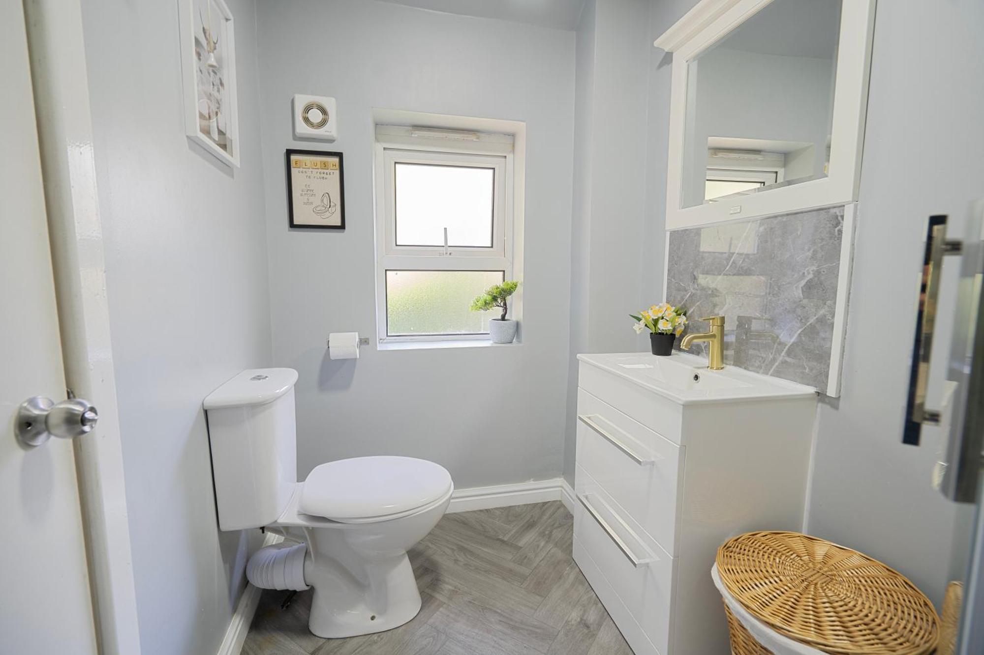 Entire 4-bed House & Parking, Steps From Icc & Utilita Arena & Broad Street Holiday home