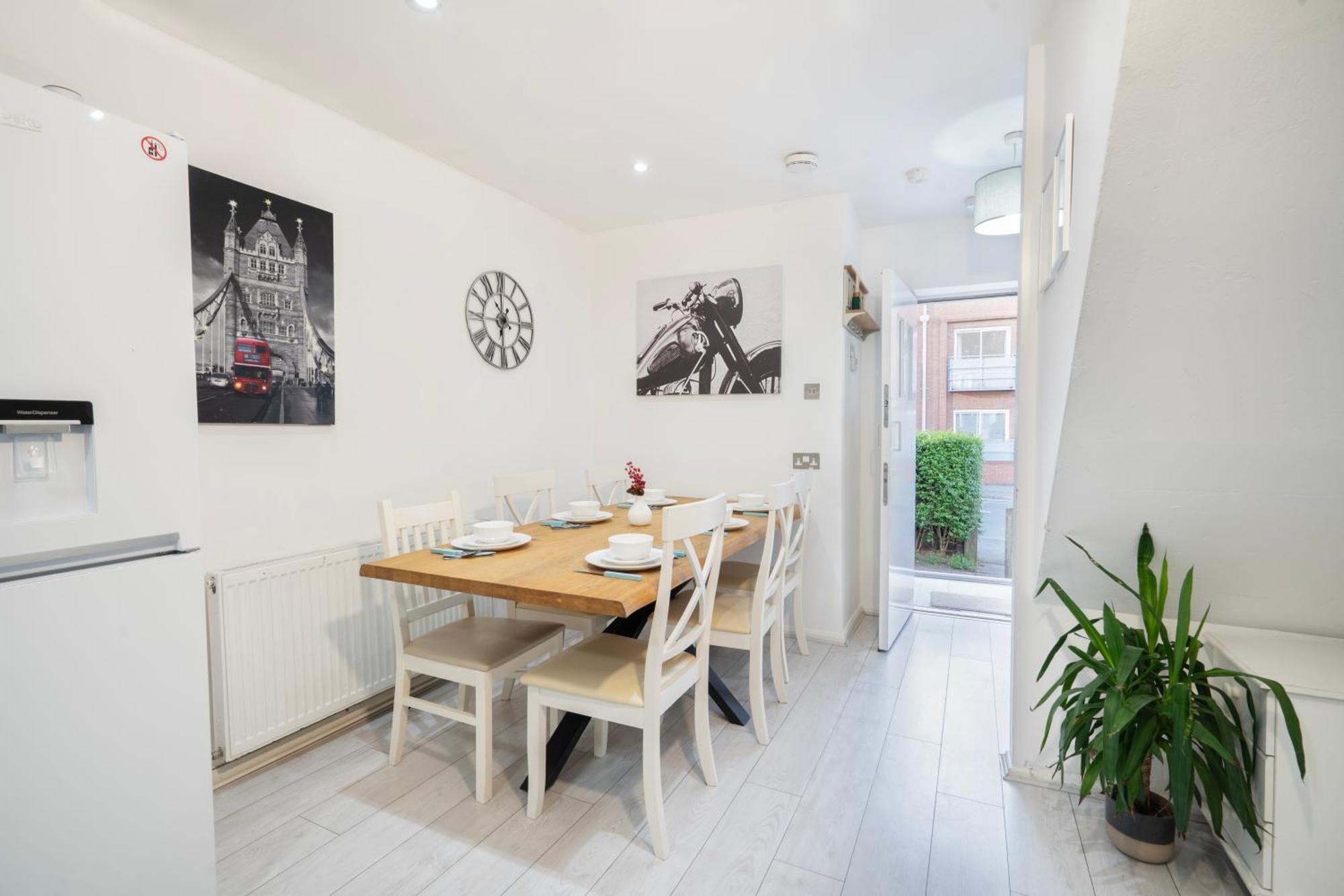 Entire 4-bed House & Parking, Steps From Icc & Utilita Arena & Broad Street
