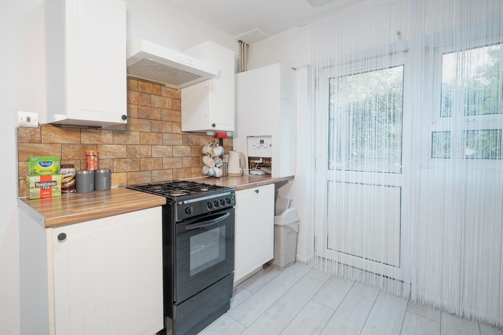 Entire 4-bed House & Parking, Steps From Icc & Utilita Arena & Broad Street Holiday home *